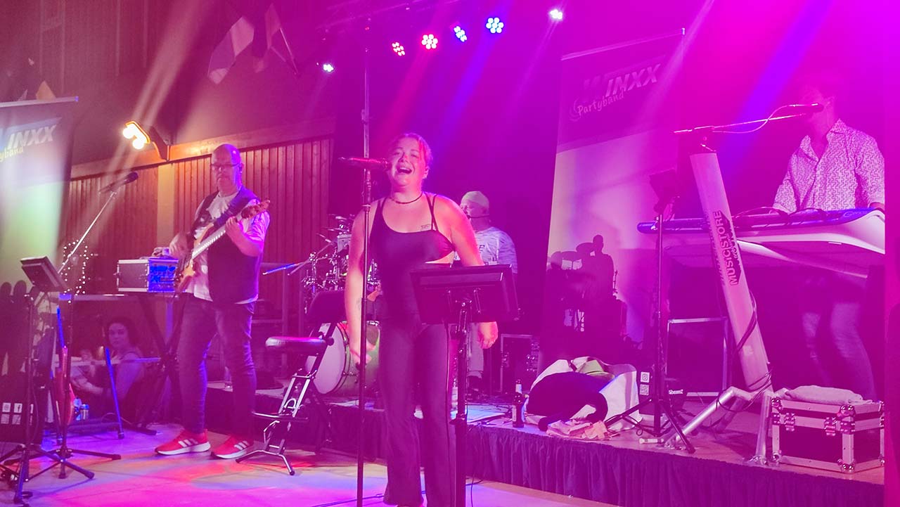 Winxx die Partyband - Lissi am Mikro auf dem Schützenfest in Altenbeken