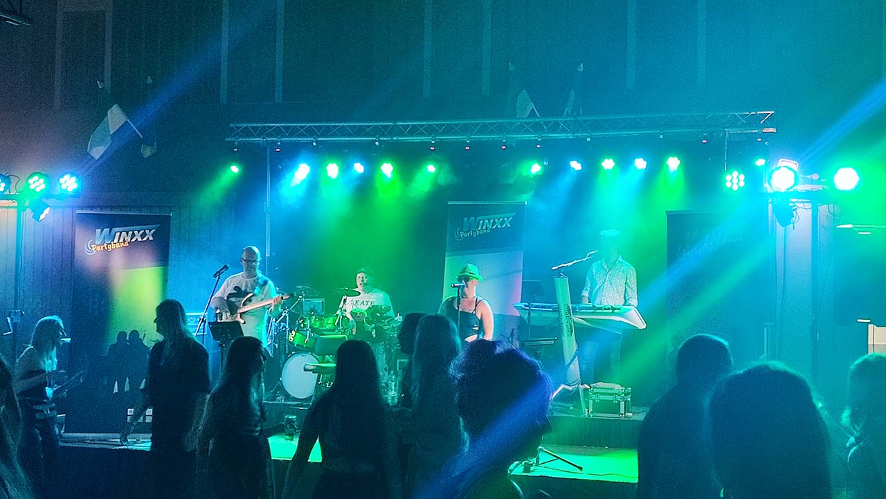 Lissi von der Winxx Partyband heißt zwar nicht "Cordula Grün", aber nen grünen Hut hat sie zumindest :-)