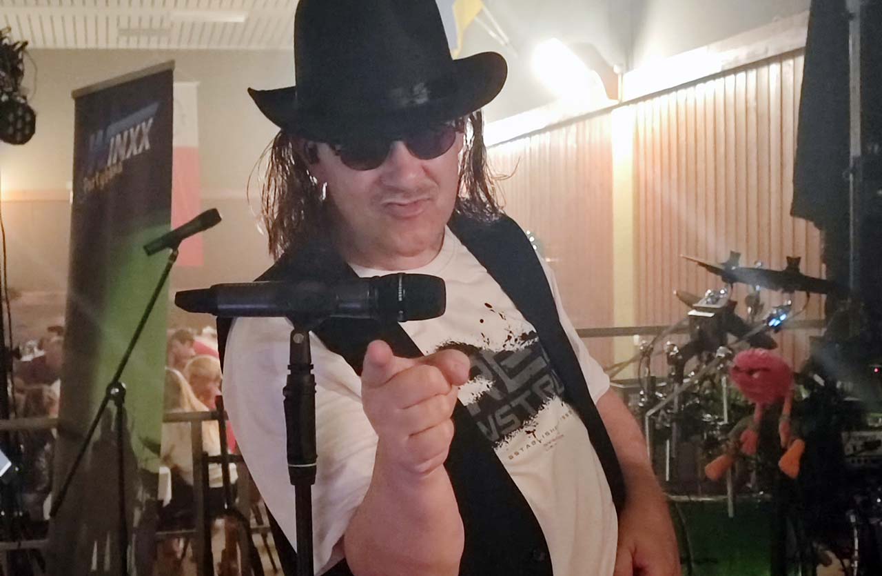 Nuscheln kann er schon. Eierlikör muss er noch üben :-) Detlef von der Winxx Partyband als "Udo Lindenberg"