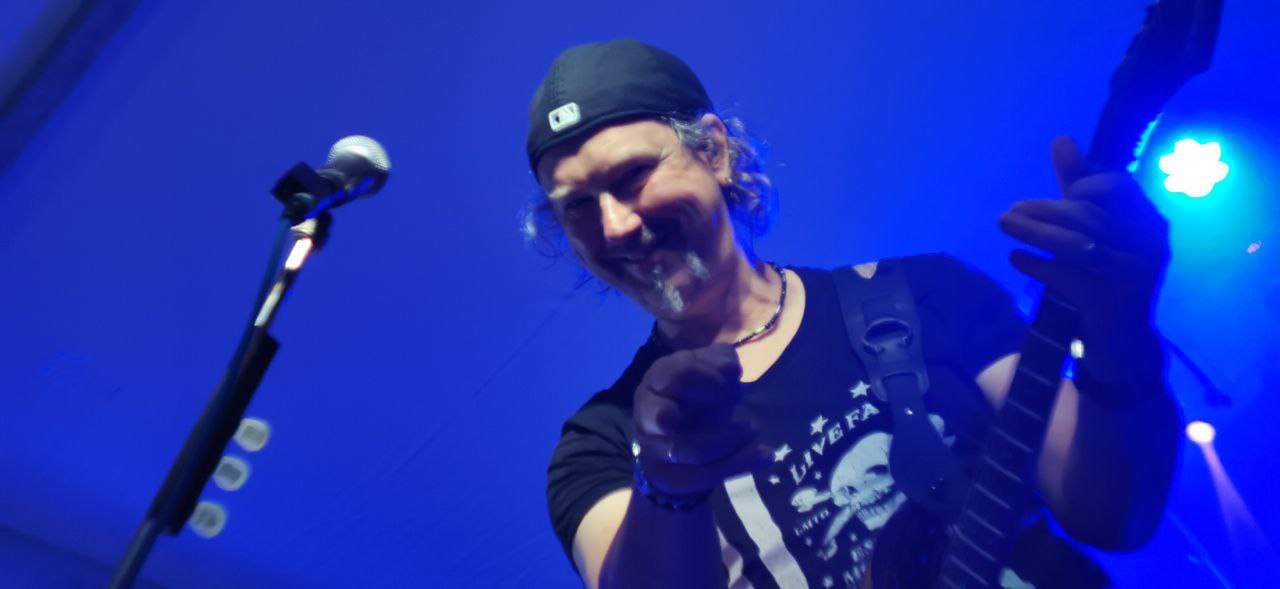 Meiki unser Gitarrengott :-)