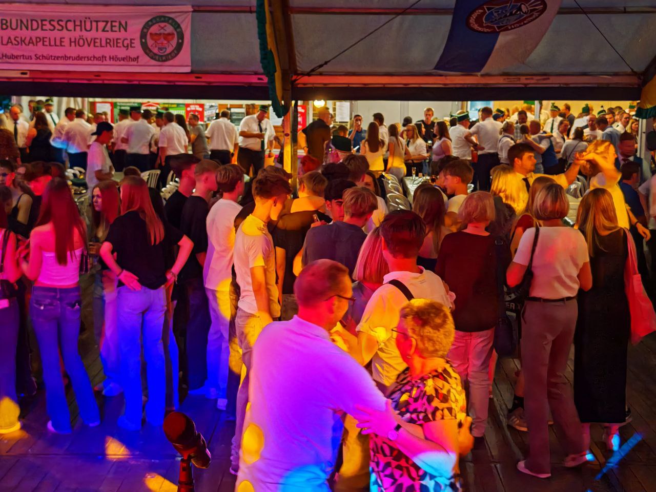 Die ersten Tanzrunden auf dem Schützenfest in Hövelhof