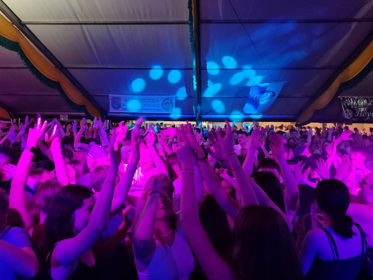 Put your Hands up in the Air - Hövelhof feiert ab auf "Narcotic" von Liquido