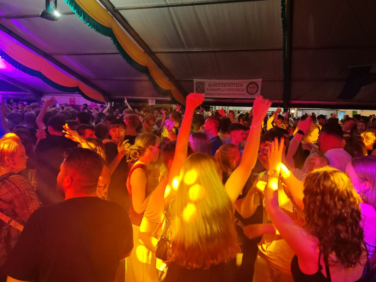 Volle Tanzfläche in Hövelhof