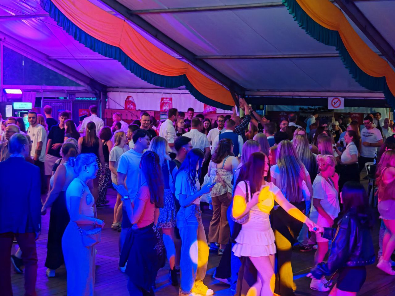 Langsam wird das Zelt voll - Schützenfest Hövelhof