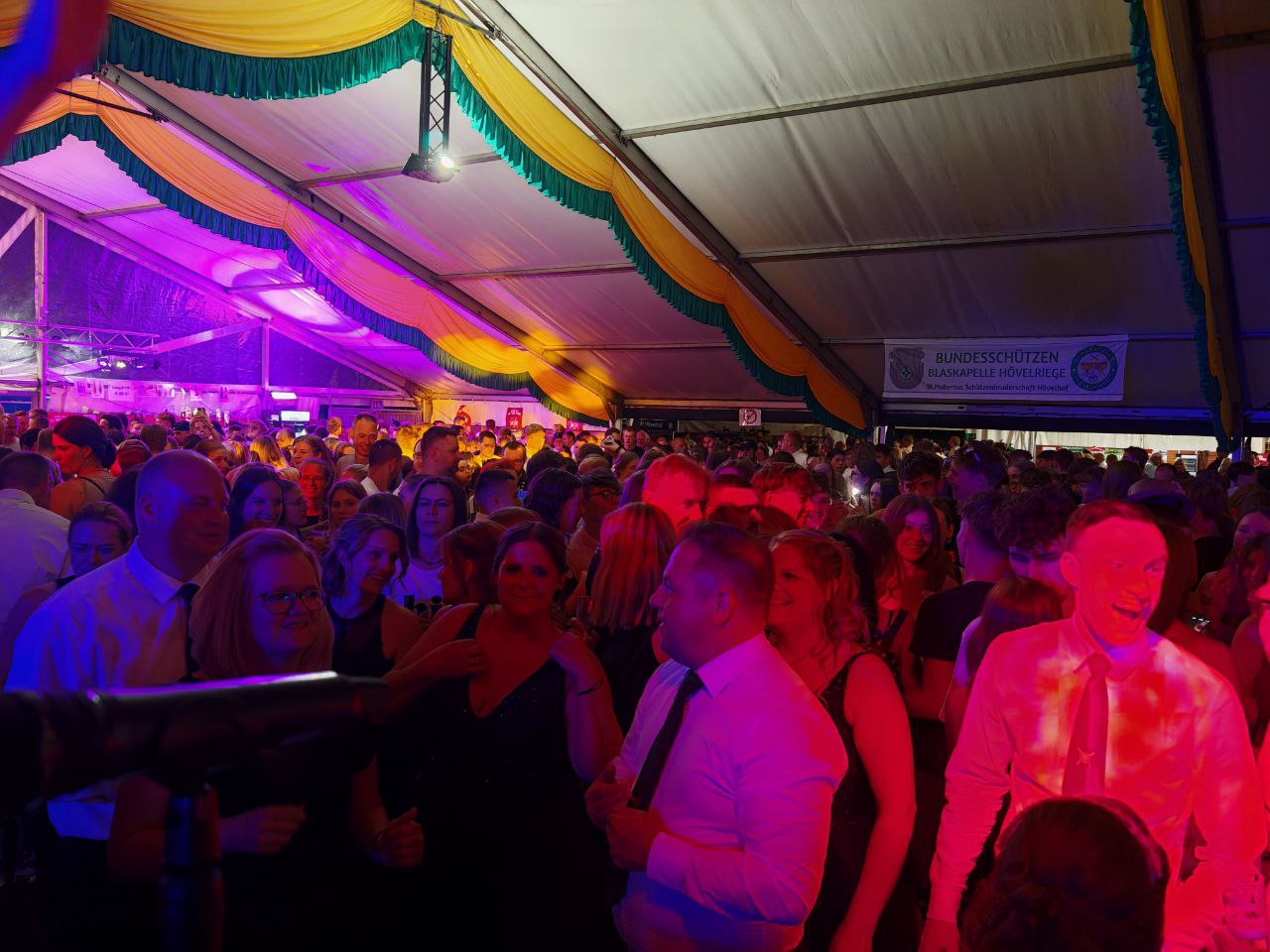 "Volle Hütte" auf dem Schützenfest in Hövelhof