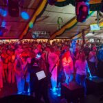 Jonas hält in den Pausen die Party-Biester auf Trab