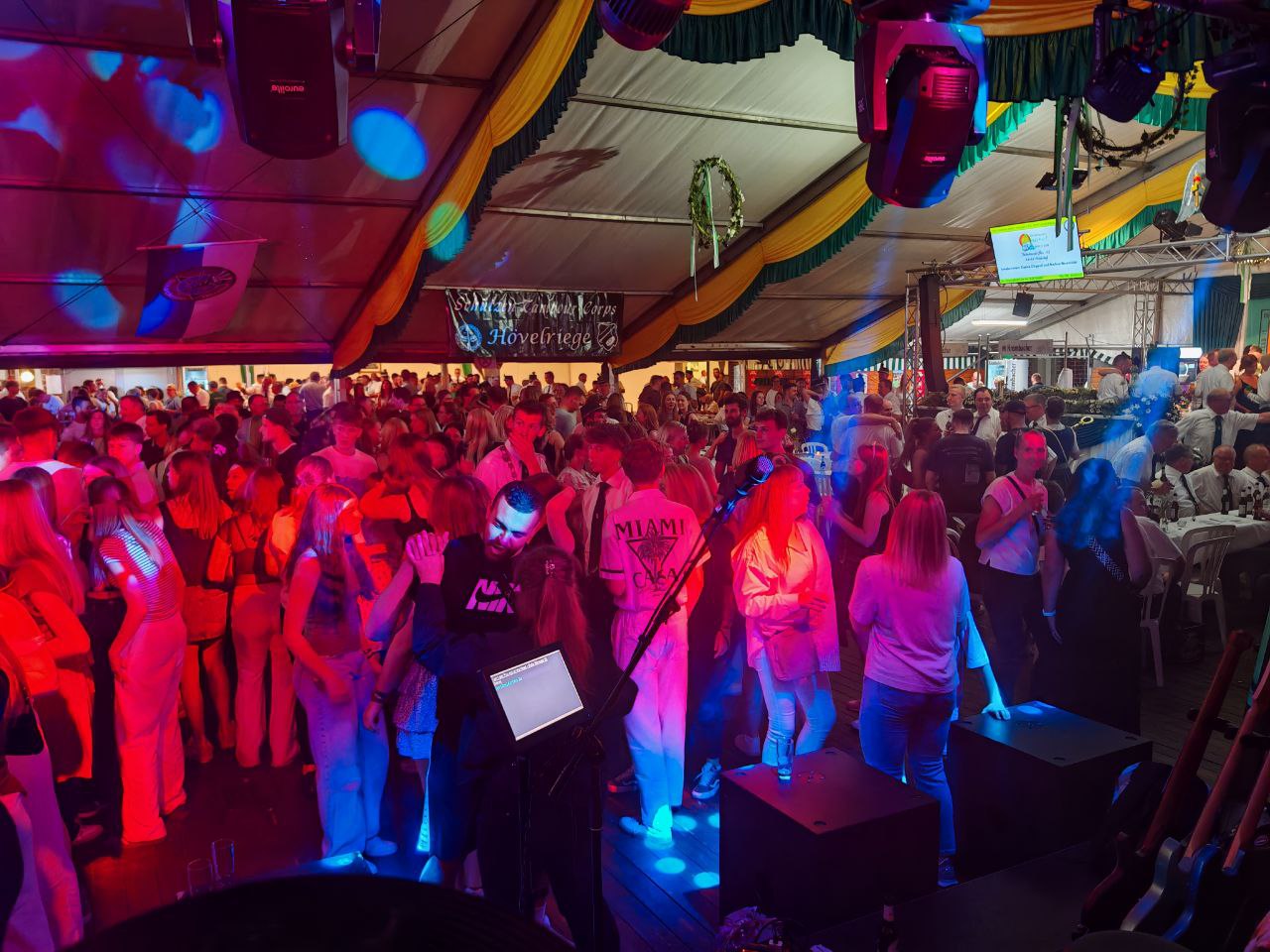 Jonas hält in den Pausen die Party-Biester auf Trab