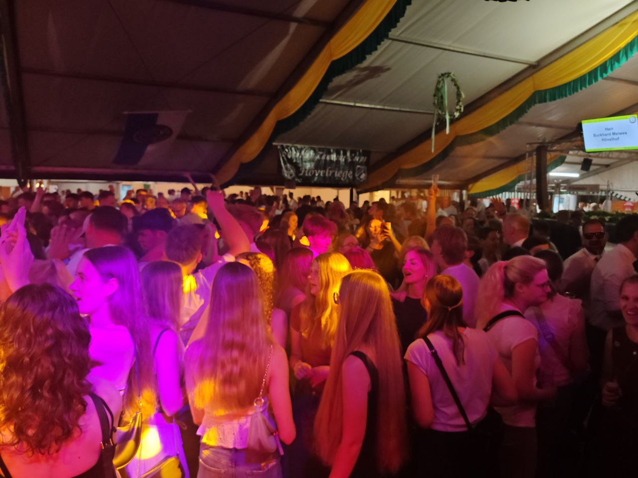 Winxx Partyband in Hövelhof im vollen Zelt