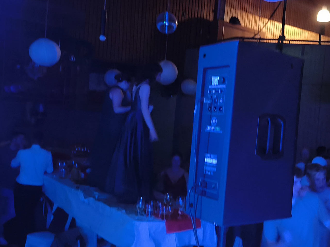 Und wenn die Tanzfläche voll ist, steht man eben auf den Tischen - Feiern auf dem Schützenball in Gehrden mit der Winxx Partyband