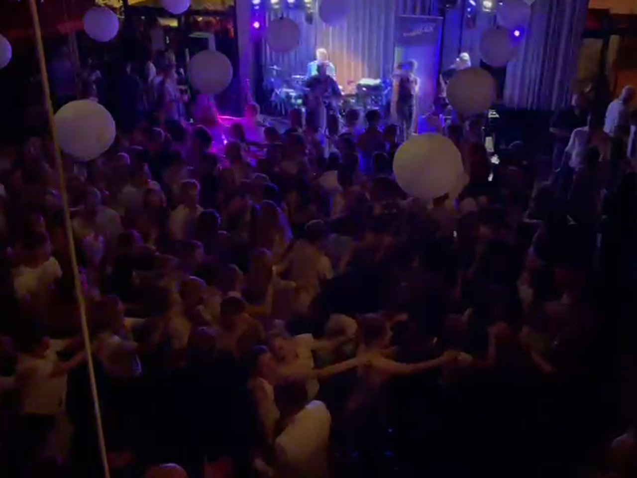 Winxx Partyband heizt dem "Volk" mit Bella Napoli ein