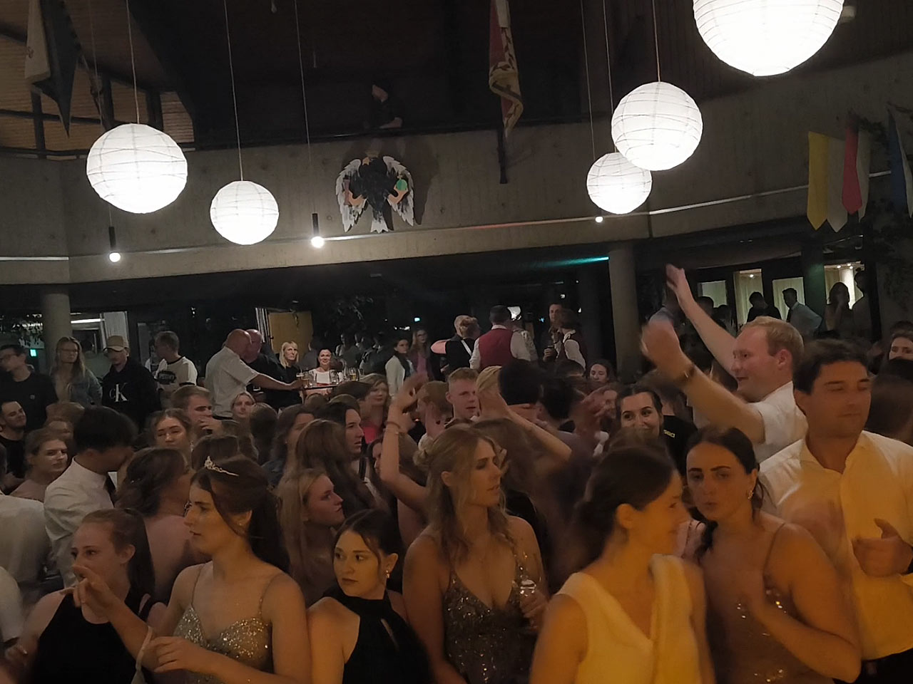 Die Gehrdener Schützen beim feiern. Kleiner Easter-Egg: wer unseren Tontechniker findet, darf ihn - ähh, nee, den behalten wir lieber selber :-)